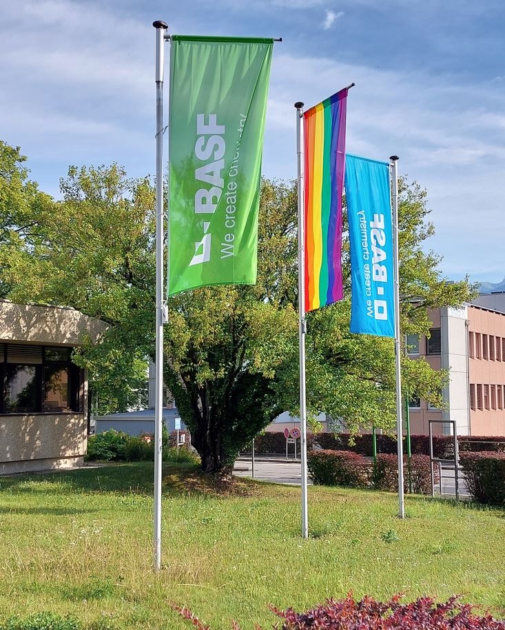 L’entreprise BASF de Monthey a hissé sur son site un drapeau aux couleurs de la communauté LGBTIQ+